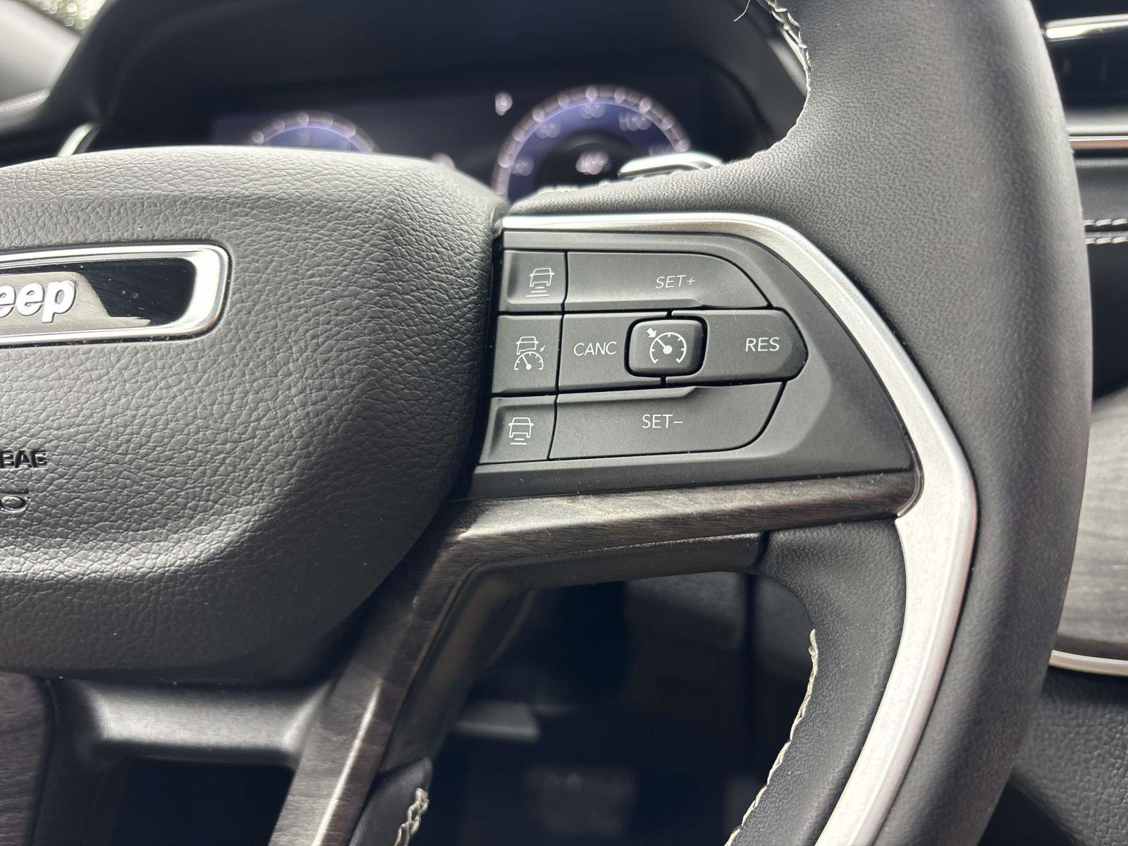 Used 2024 Jeep Grand Cherokee Limited image 16