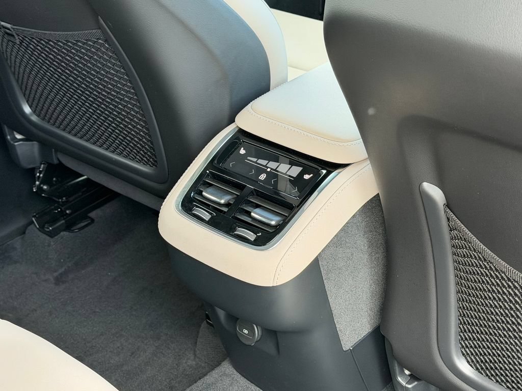 New 2026 Volvo XC90 B6 Plus w/ Protection Package Premier AWD/4WD image 11