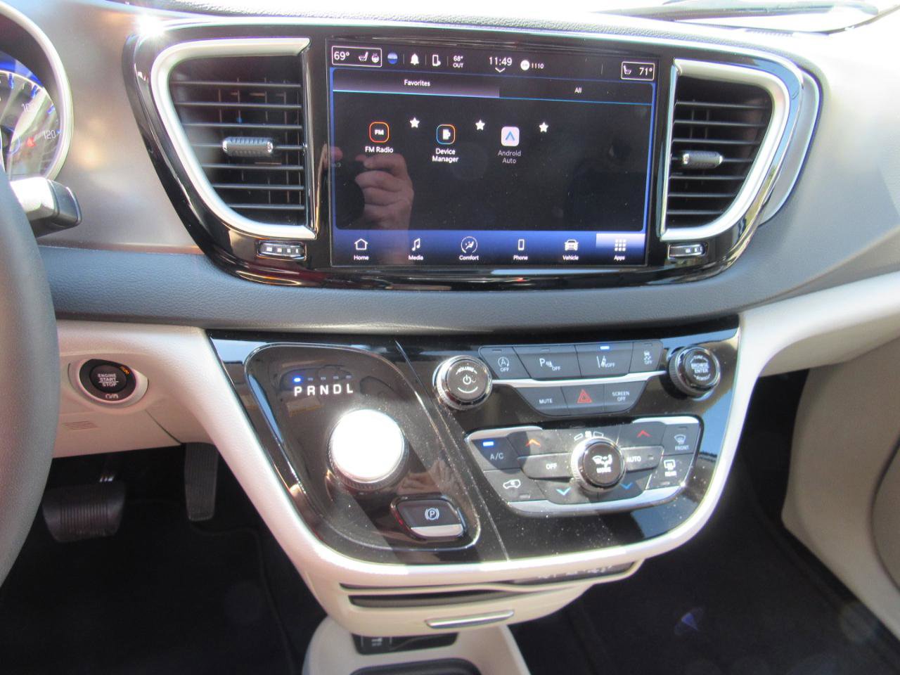 Used 2024 Chrysler Pacifica Touring-L FWD image 25