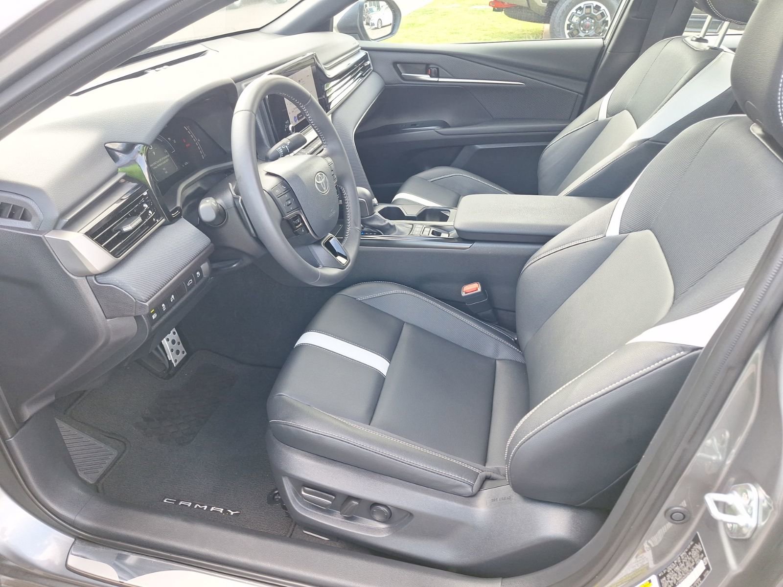 Used 2025 Toyota Camry SE w/ Convenience Package image 15