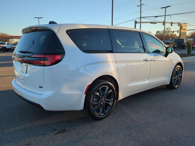 New 2026 Chrysler Pacifica Select AWD/4WD image 4