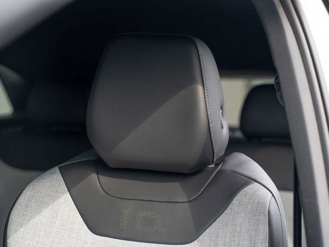 Used 2023 Volkswagen ID.4 Pro AWD/4WD image 19