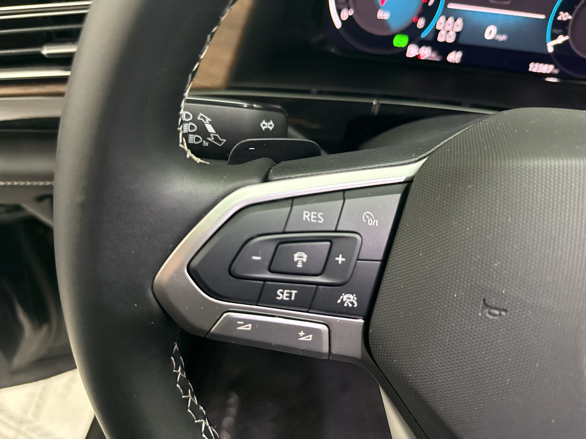 Used 2025 Volkswagen Atlas SE AWD/4WD image 17