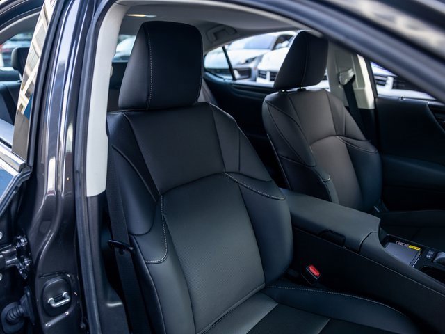 Used 2025 Lexus ES 300h w/ Premium Package image 32