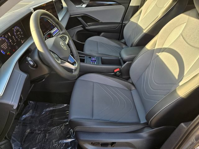 Used 2025 Volkswagen Tiguan SE AWD/4WD image 10