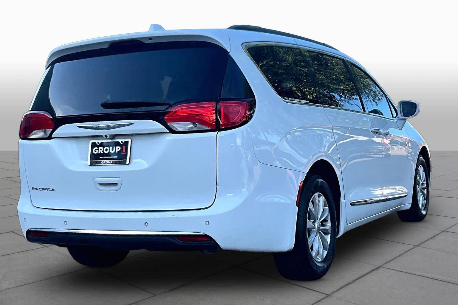 Used 2017 Chrysler Pacifica Touring-L FWD image 13