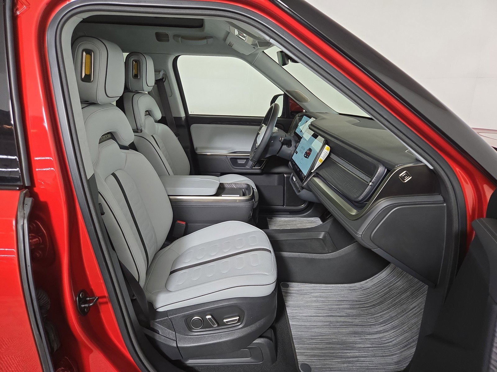 Used 2024 Rivian R1S Adventure AWD/4WD image 24