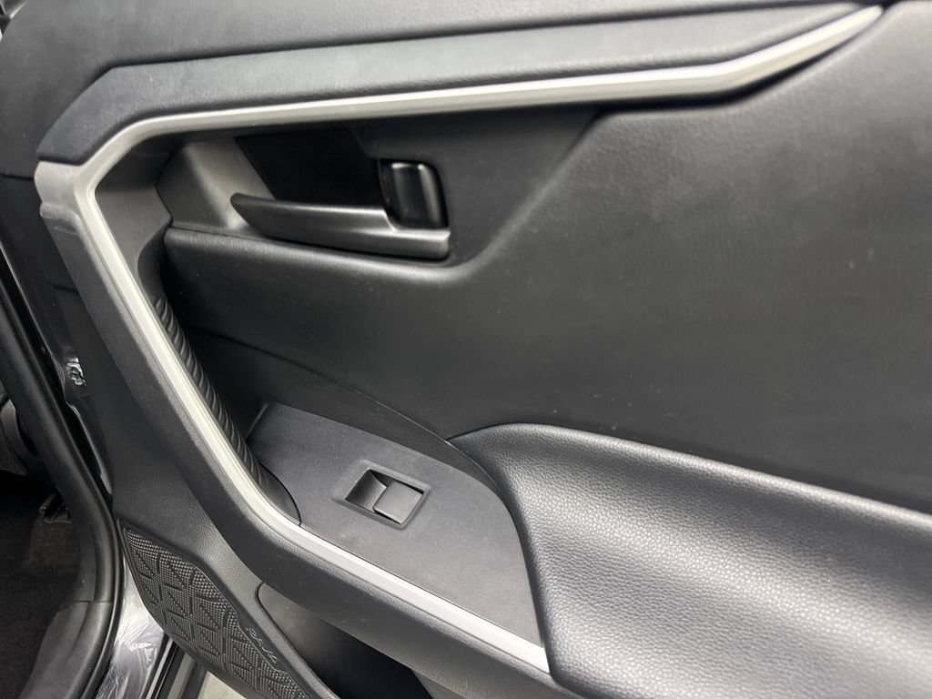 Used 2021 Toyota RAV4 LE FWD image 43
