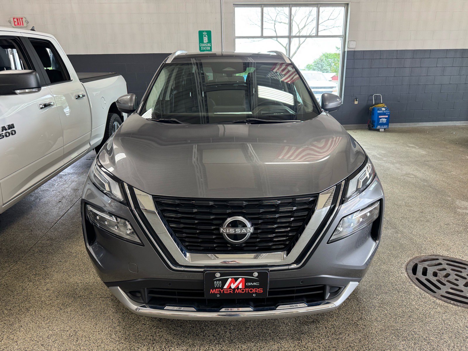 Used 2023 Nissan Rogue Platinum AWD/4WD image 2
