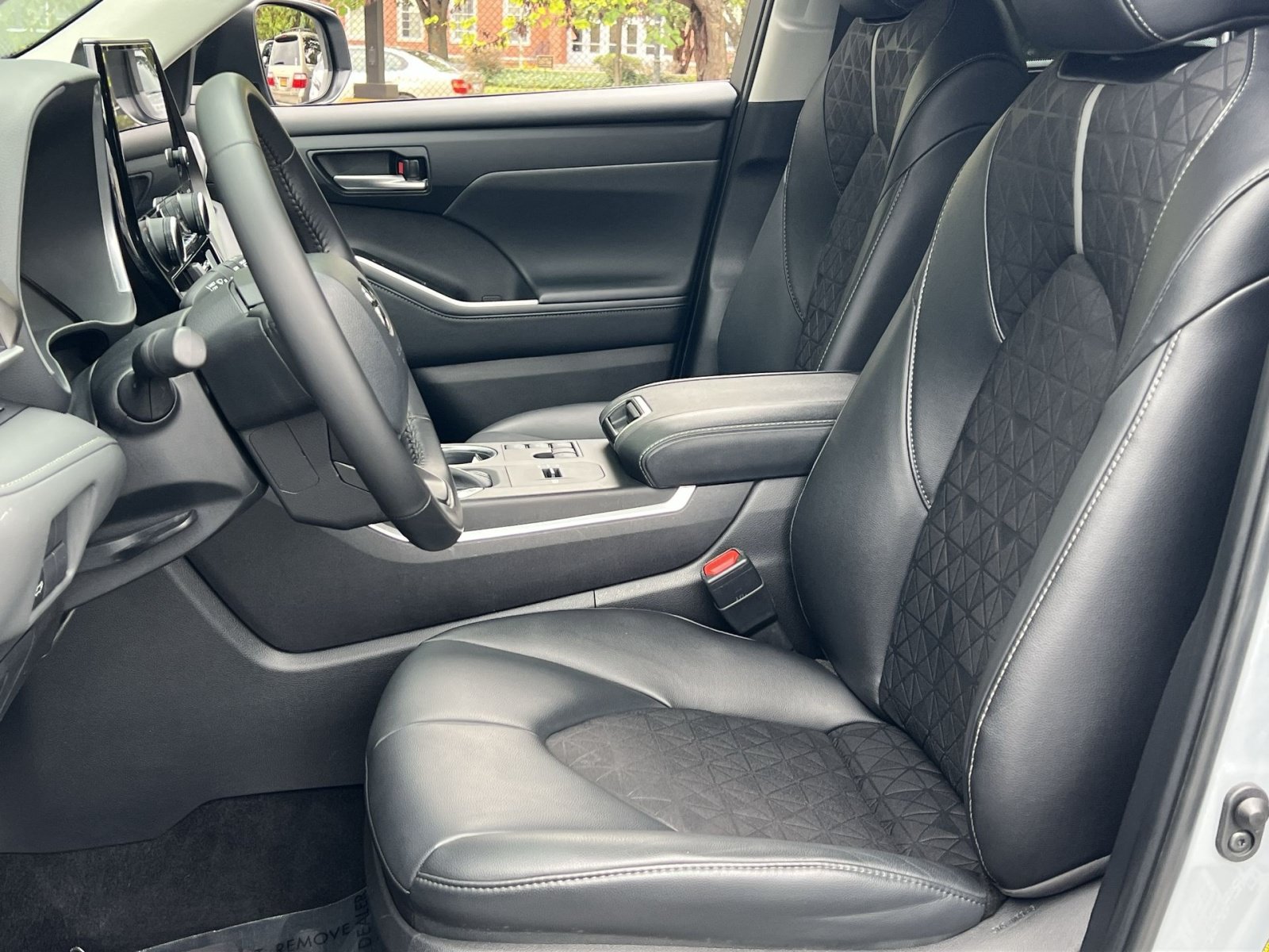 Used 2024 Toyota Highlander XLE AWD/4WD image 12