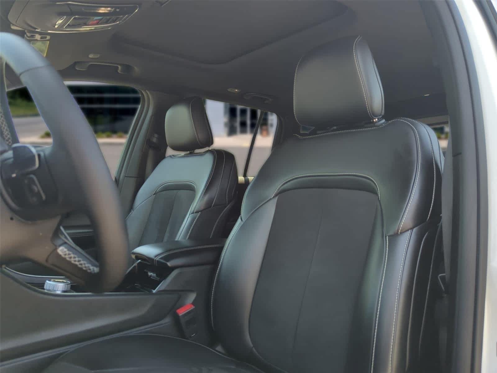 Used 2023 Jeep Grand Cherokee Altitude AWD/4WD image 13