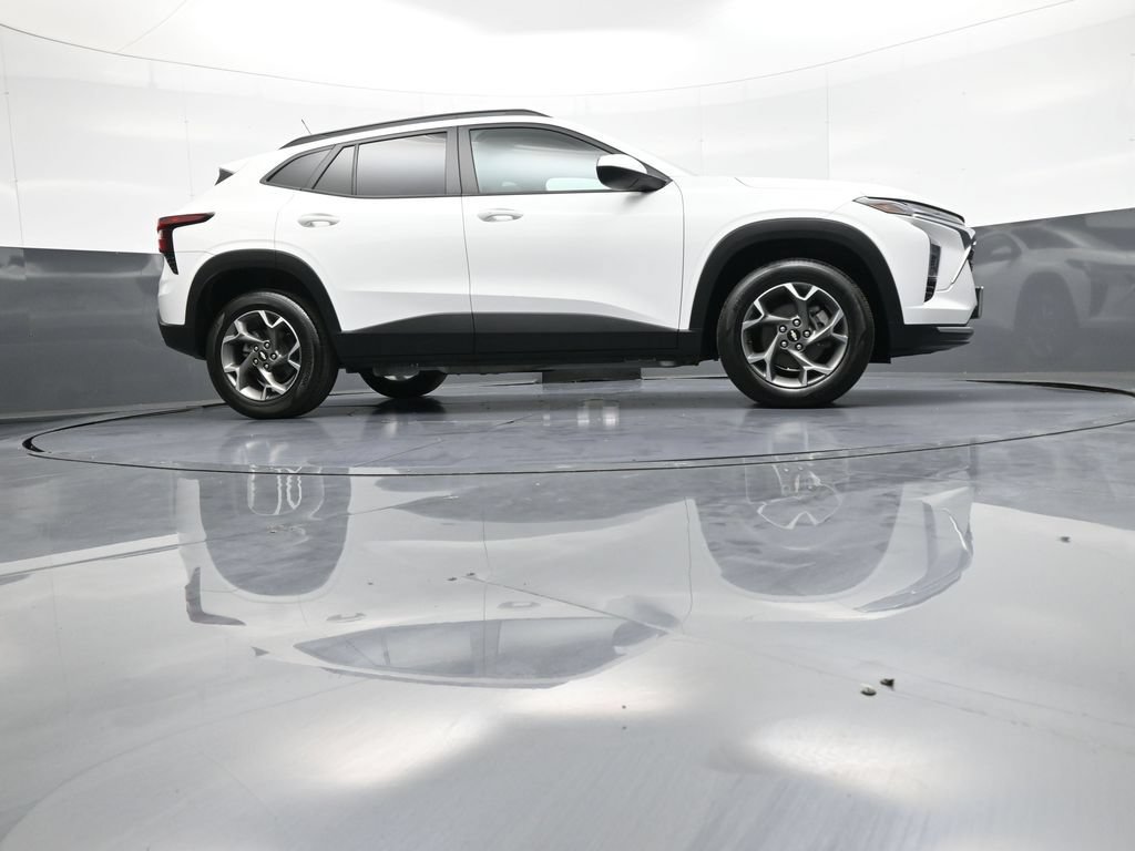 Used 2025 Chevrolet Trax LT w/ LT Convenience Package FWD image 28