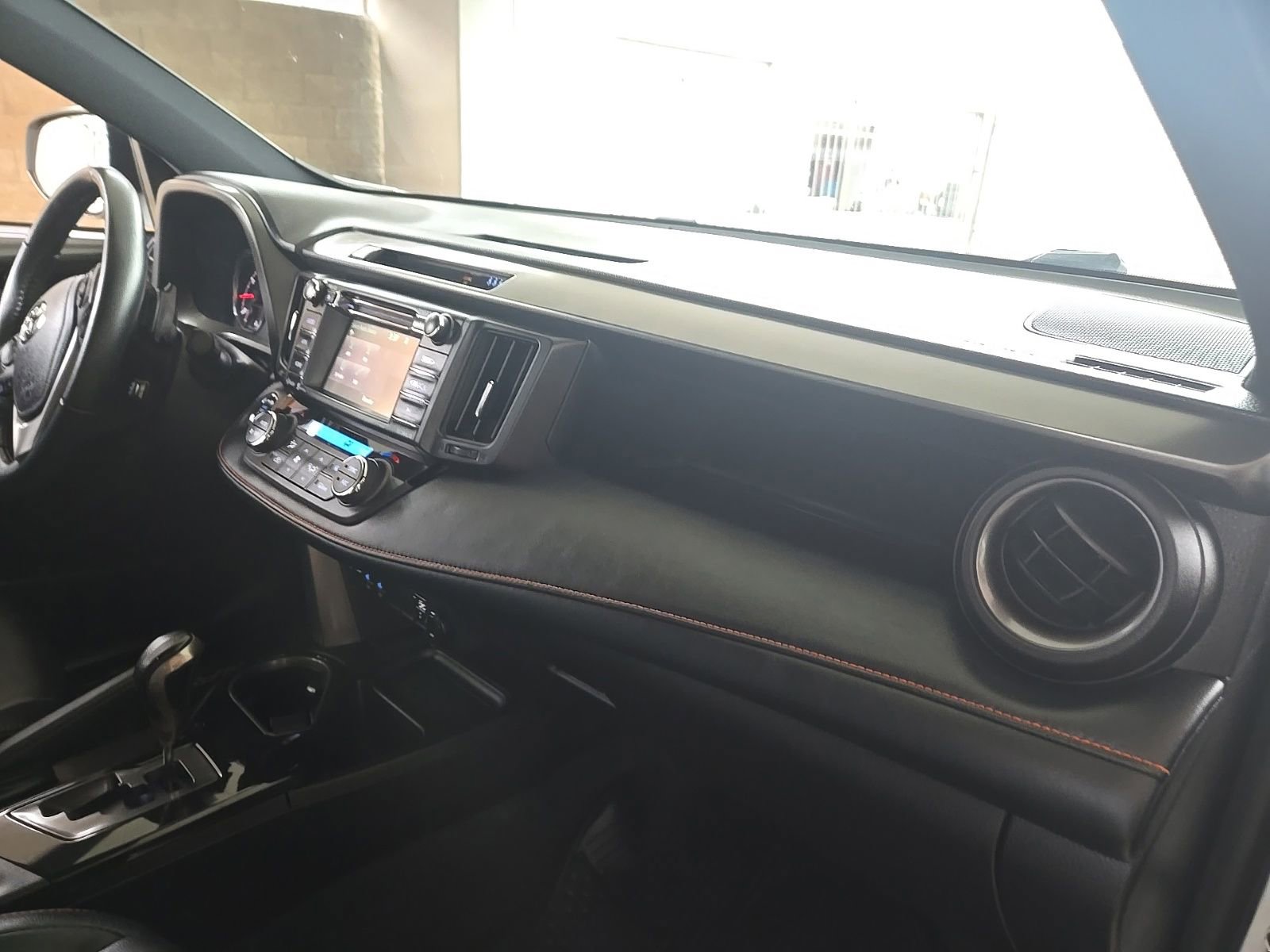 Used 2018 Toyota RAV4 SE image 11