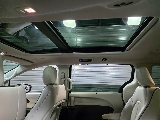 Used 2021 Chrysler Pacifica Limited image 19