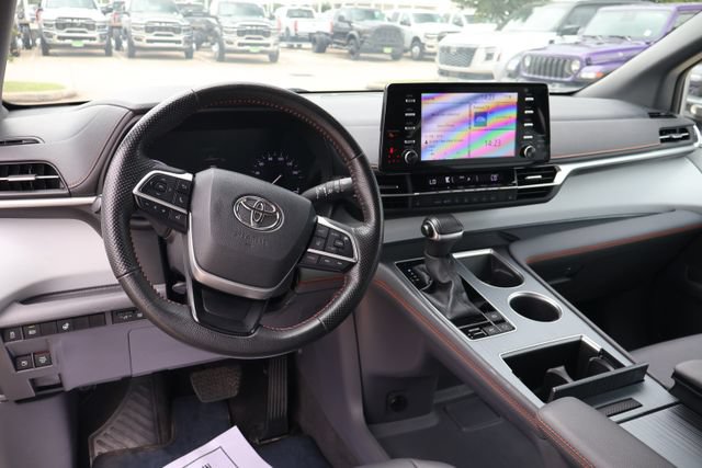 Used 2024 Toyota Sienna XSE FWD image 11