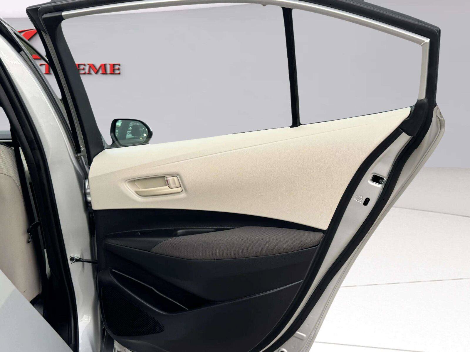 Used 2025 Toyota Corolla LE FWD image 39