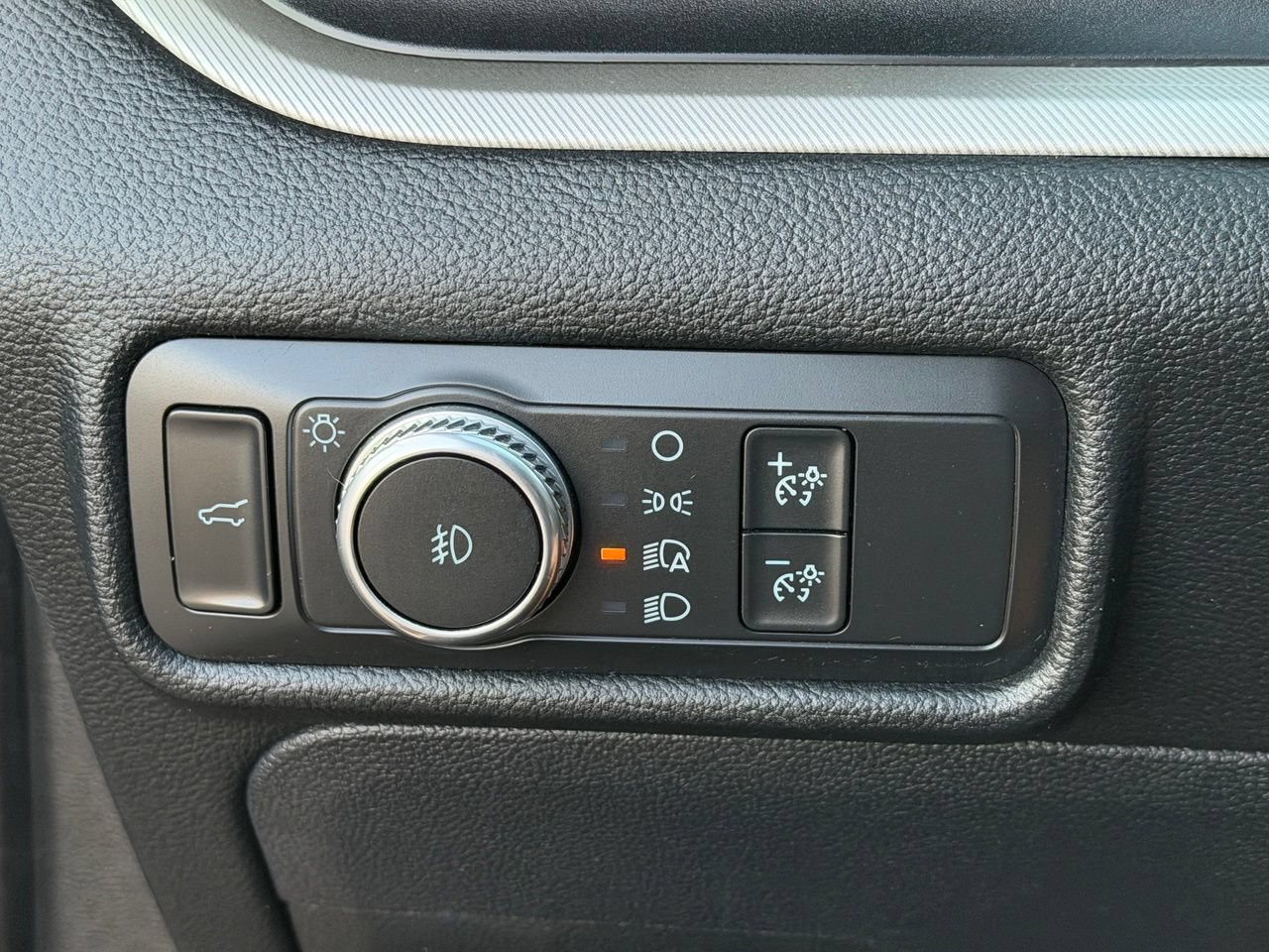 Used 2020 Ford Explorer XLT w/ Equipment Group 202A AWD/4WD image 18