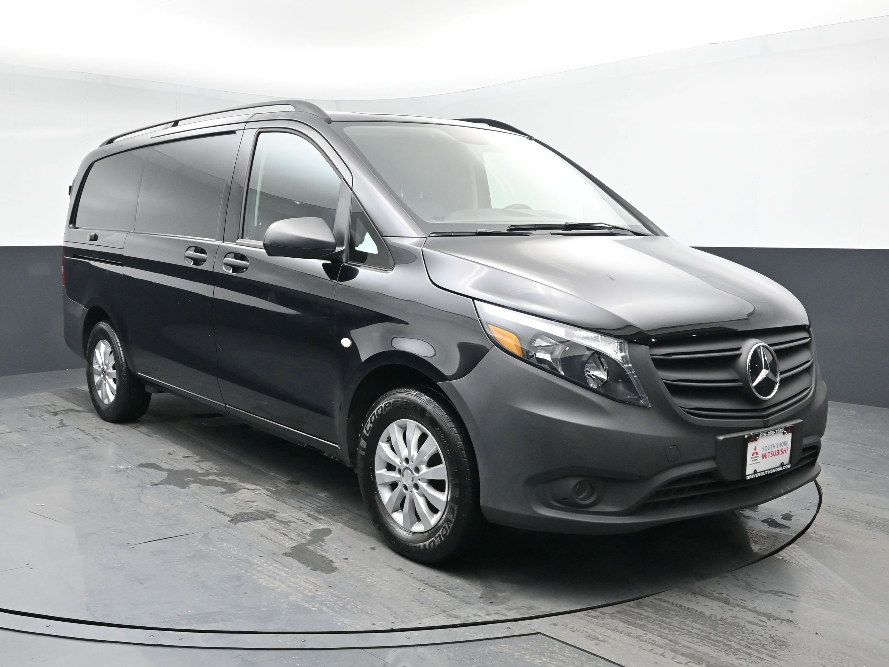 Used 2022 Mercedes-Benz Metris image 2