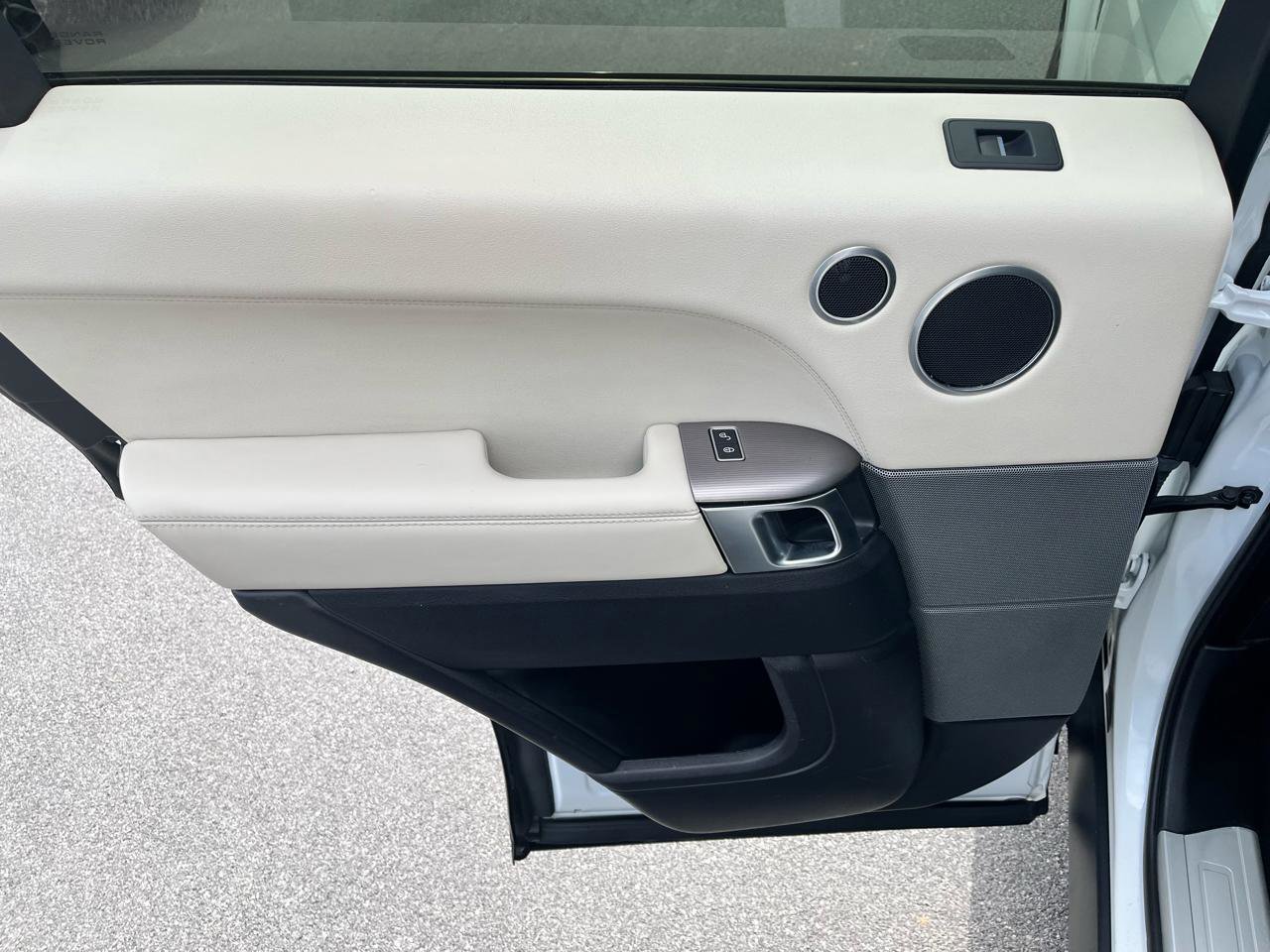 Used 2017 Land Rover Range Rover Sport HSE image 15