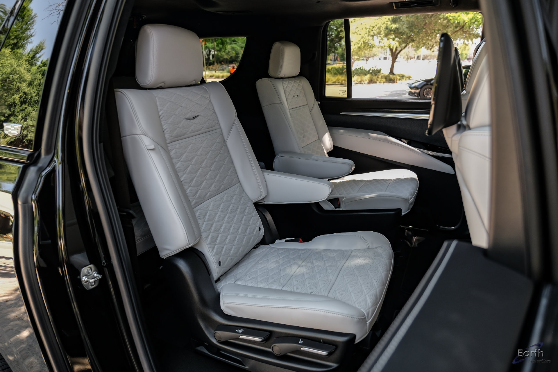 Used 2026 Cadillac Escalade ESV V w/ LPO, ONYX Package AWD/4WD image 80