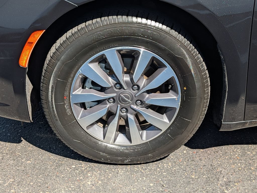 Used 2023 Chrysler Pacifica Touring-L FWD image 13
