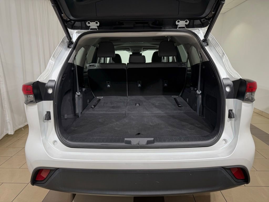 Used 2022 Toyota Highlander XLE image 11