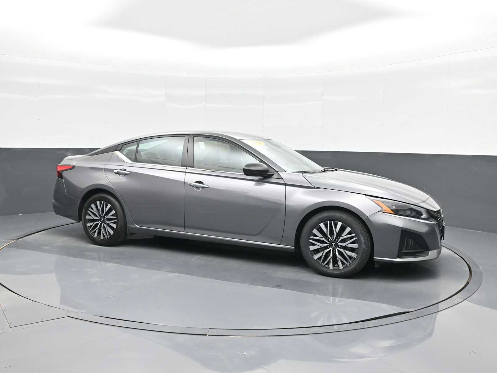 Used 2024 Nissan Altima 2.5 SV image 1