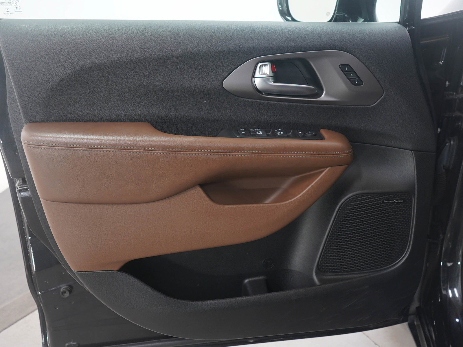 Used 2019 Chrysler Pacifica Limited image 22