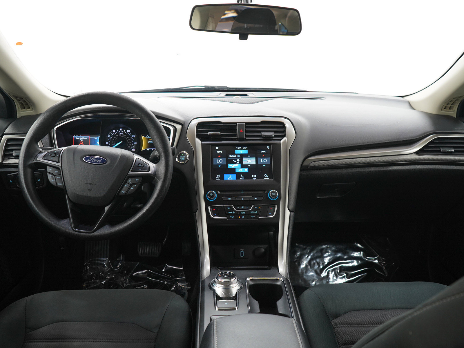Used 2017 Ford Fusion SE w/ Fusion SE Technology Package FWD image 14