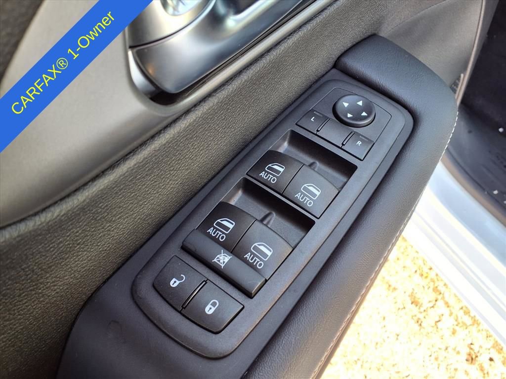 Used 2026 Chrysler Pacifica Select image 15