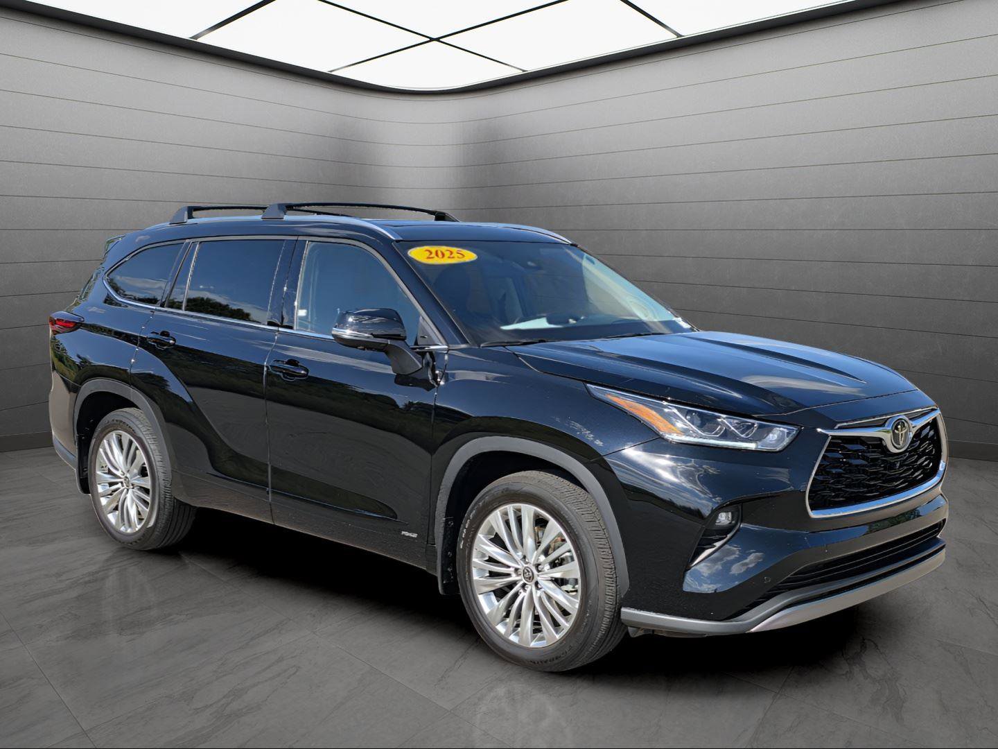 Used 2025 Toyota Highlander Platinum image 3