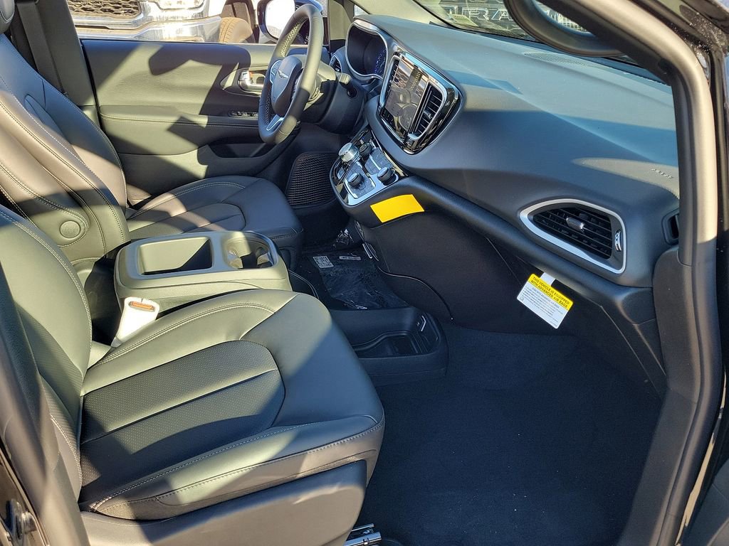 New 2025 Chrysler Voyager LX image 9