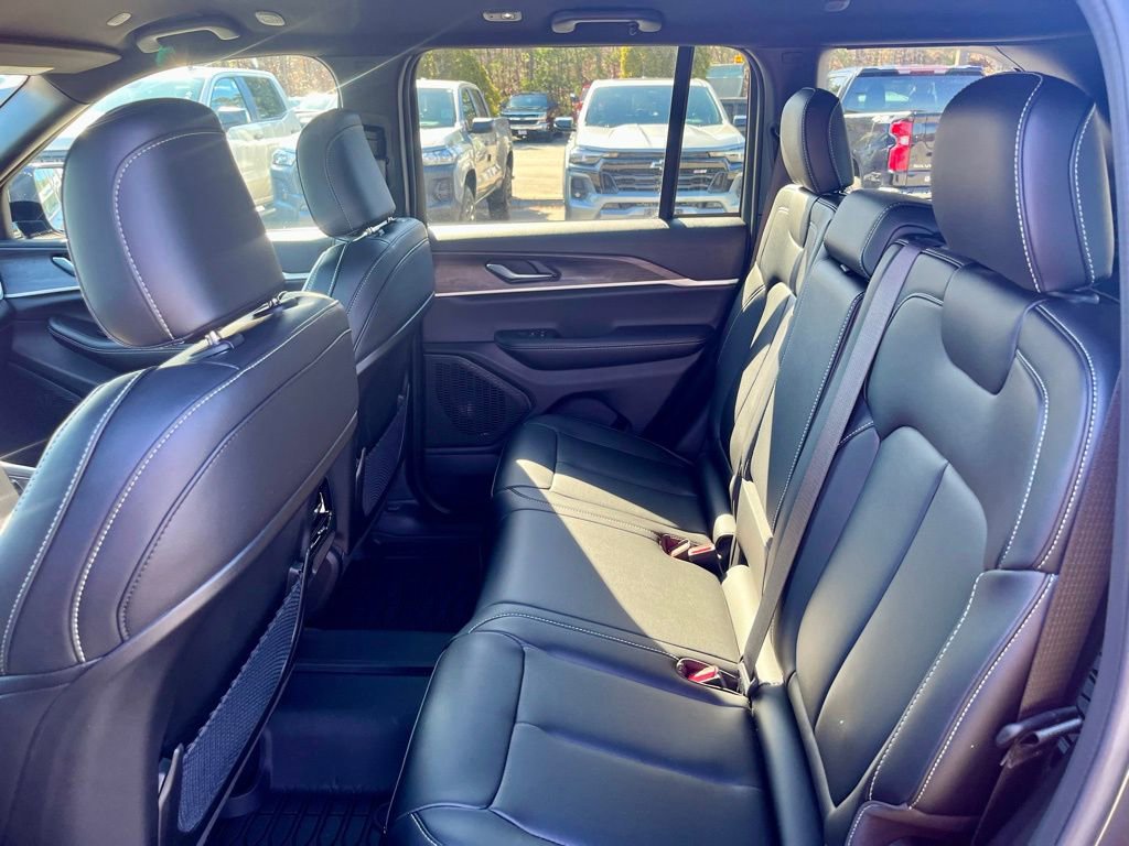 Used 2025 Jeep Grand Cherokee Limited w/ Black Appearance Package image 24