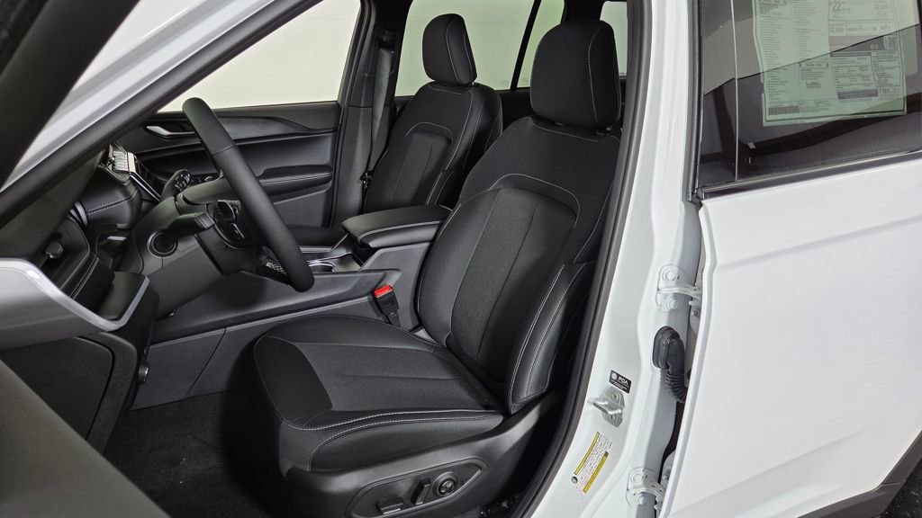 New 2025 Jeep Grand Cherokee Laredo w/ Luxury Tech Group I image 15