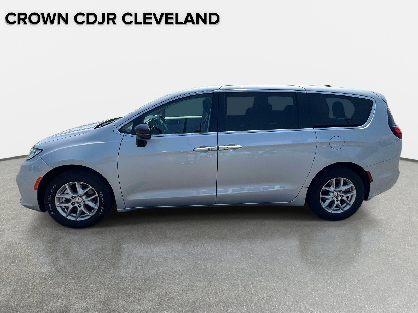 Used 2024 Chrysler Pacifica Touring-L FWD image 2