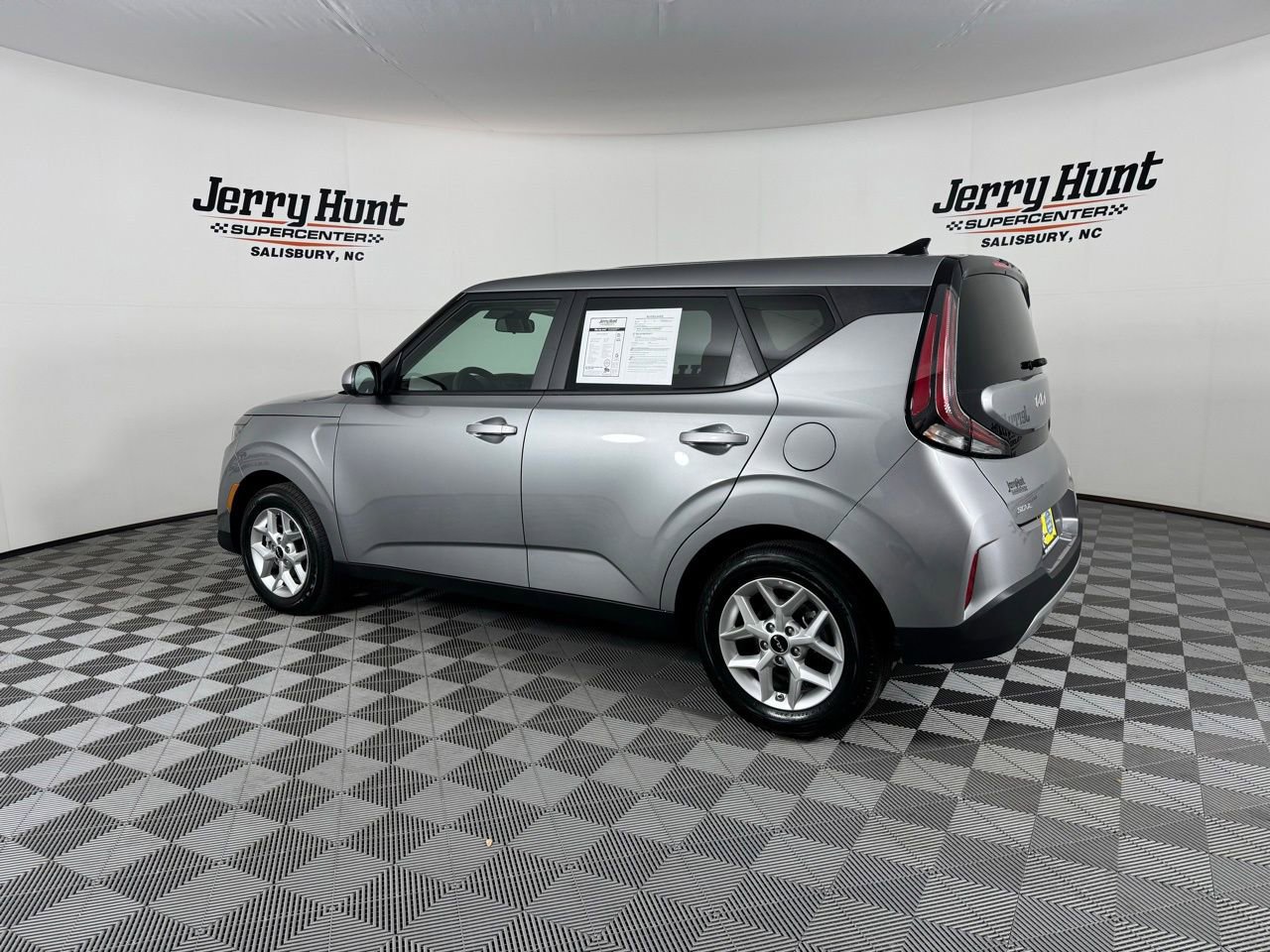 Used 2025 Kia Soul LX w/ LX Technology Package FWD image 12