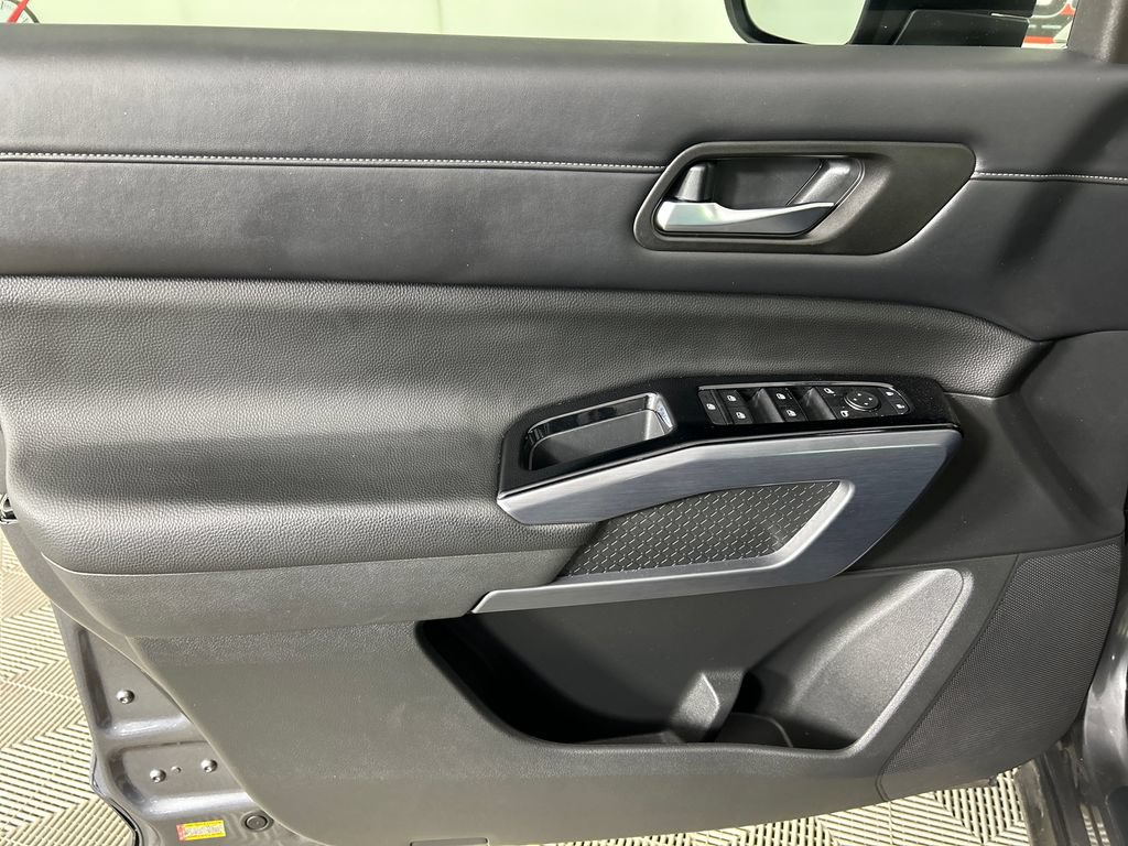 Used 2023 Nissan Pathfinder SL AWD/4WD image 11