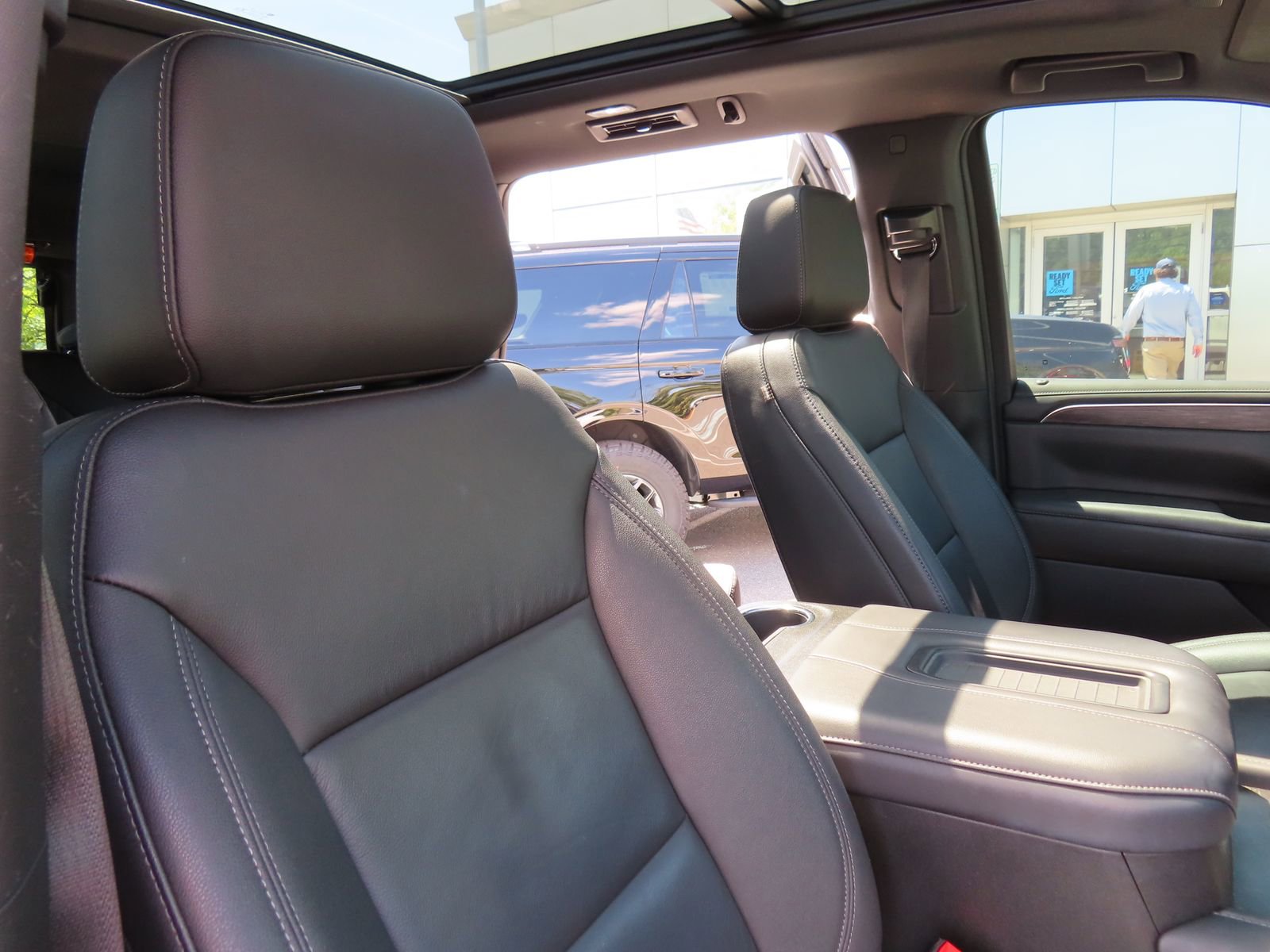 Used 2022 Chevrolet Tahoe LT w/ Luxury Package AWD/4WD image 32