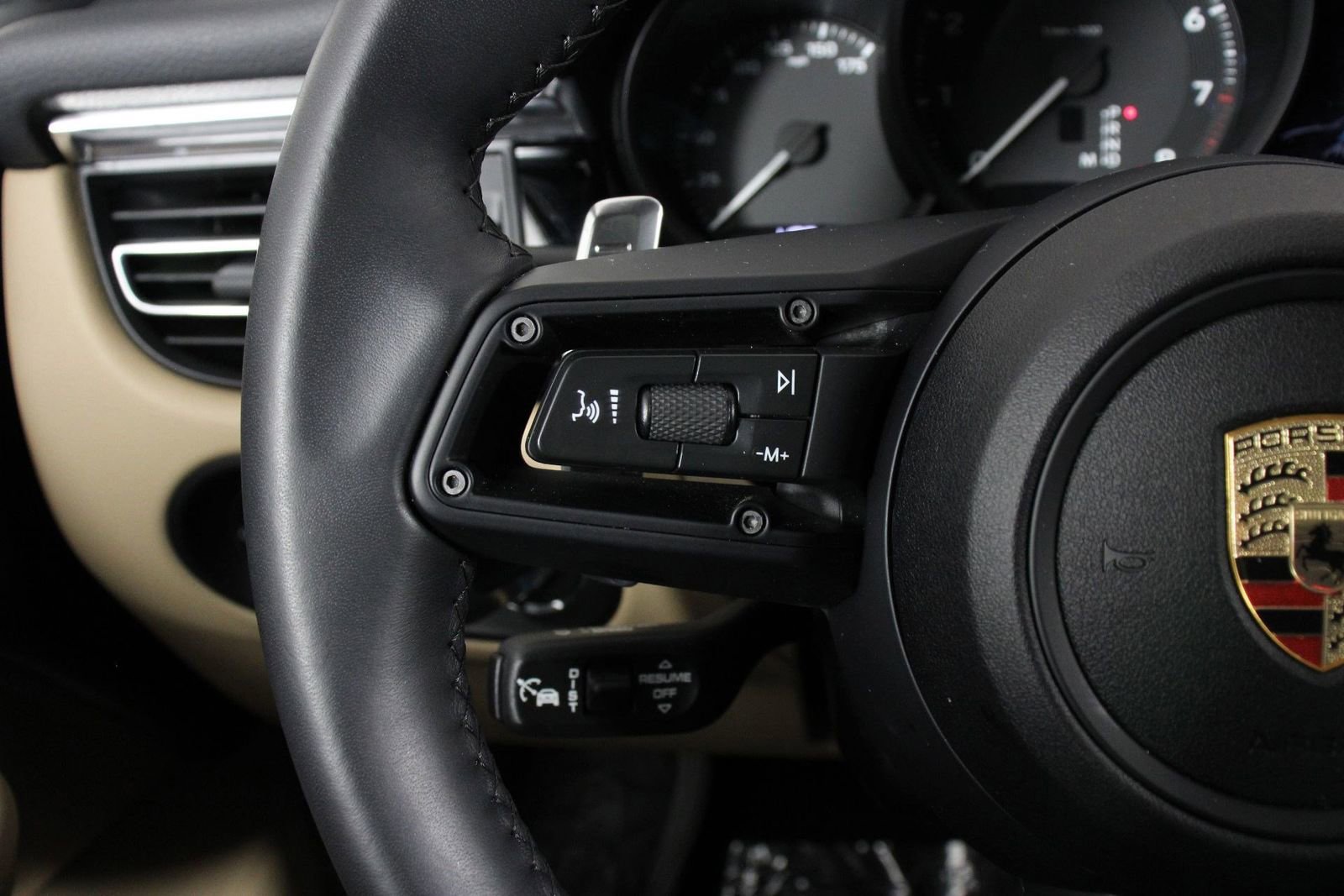 Certified 2025 Porsche Macan AWD/4WD image 14
