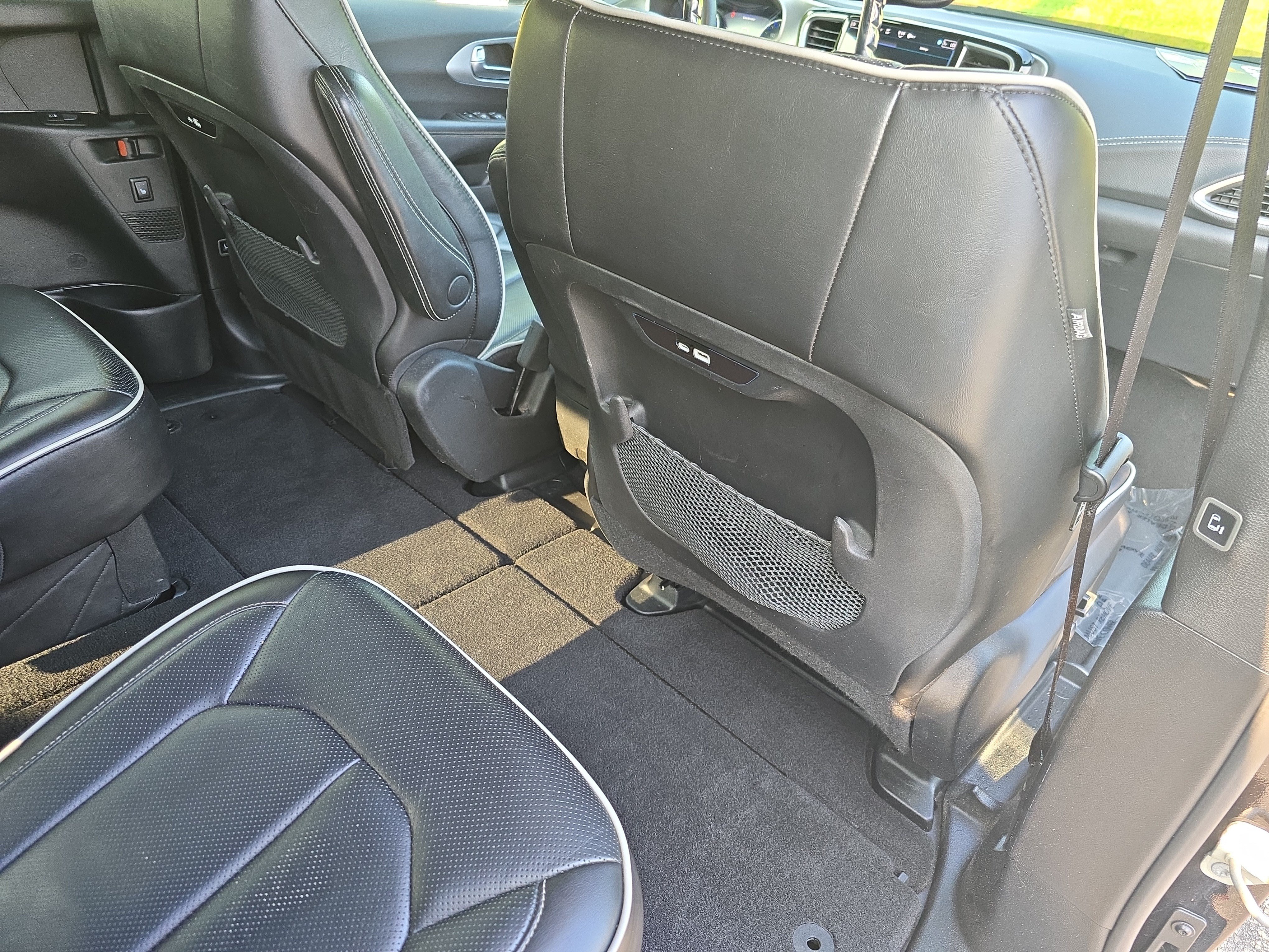 Used 2025 Chrysler Pacifica Limited FWD image 11