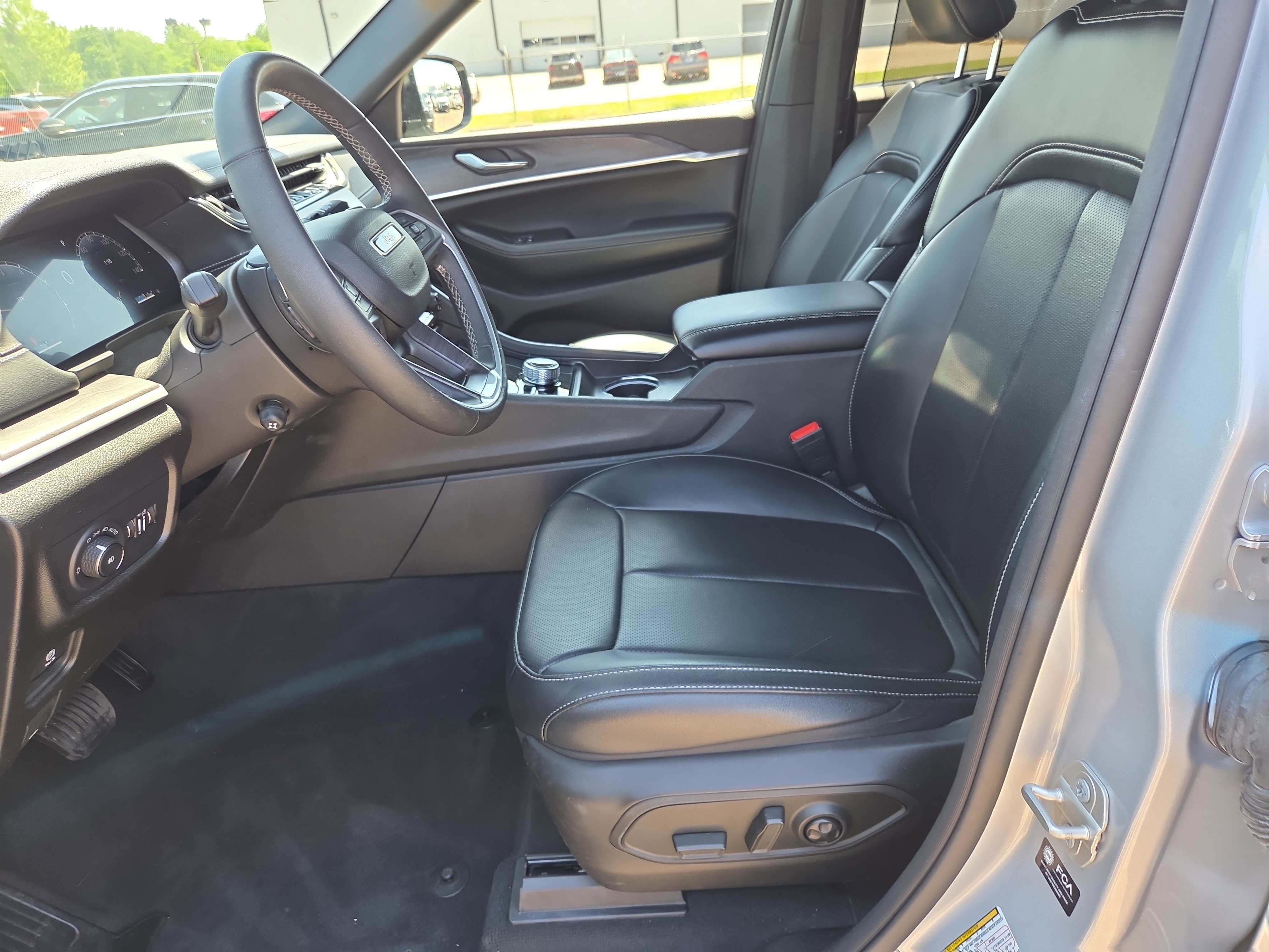 Used 2024 Jeep Grand Cherokee L Limited w/ Luxury Tech Group II image 5