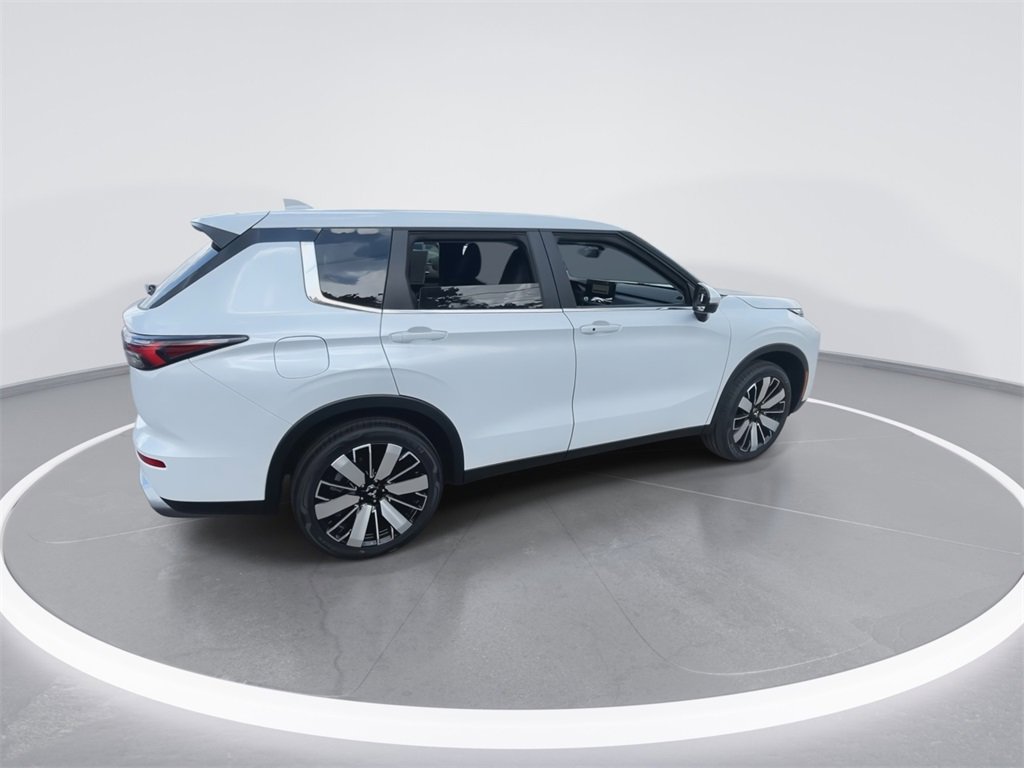 New 2025 Mitsubishi Outlander SE image 9