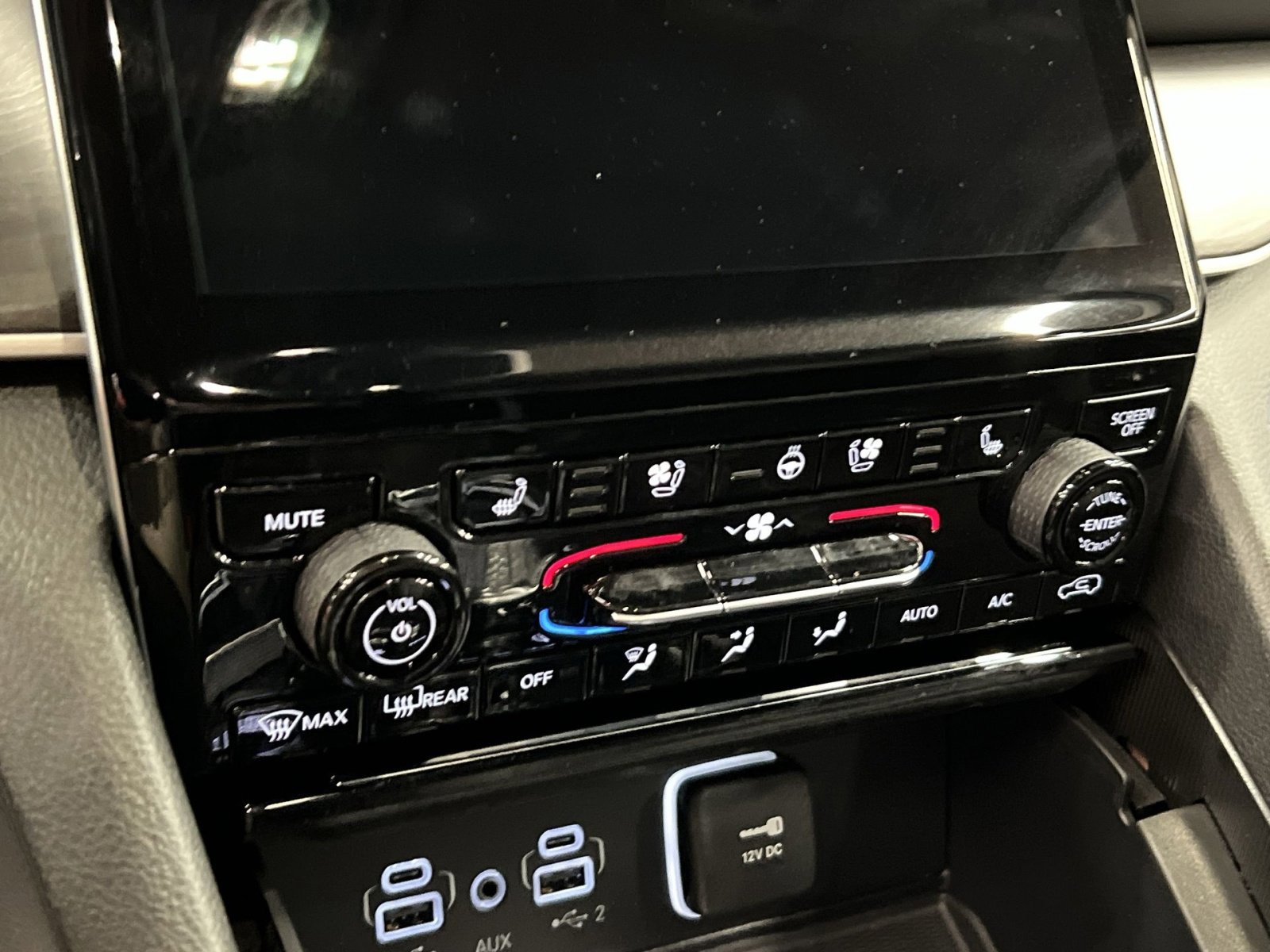 Used 2024 Jeep Grand Cherokee Limited w/ Luxury Tech Group II image 17