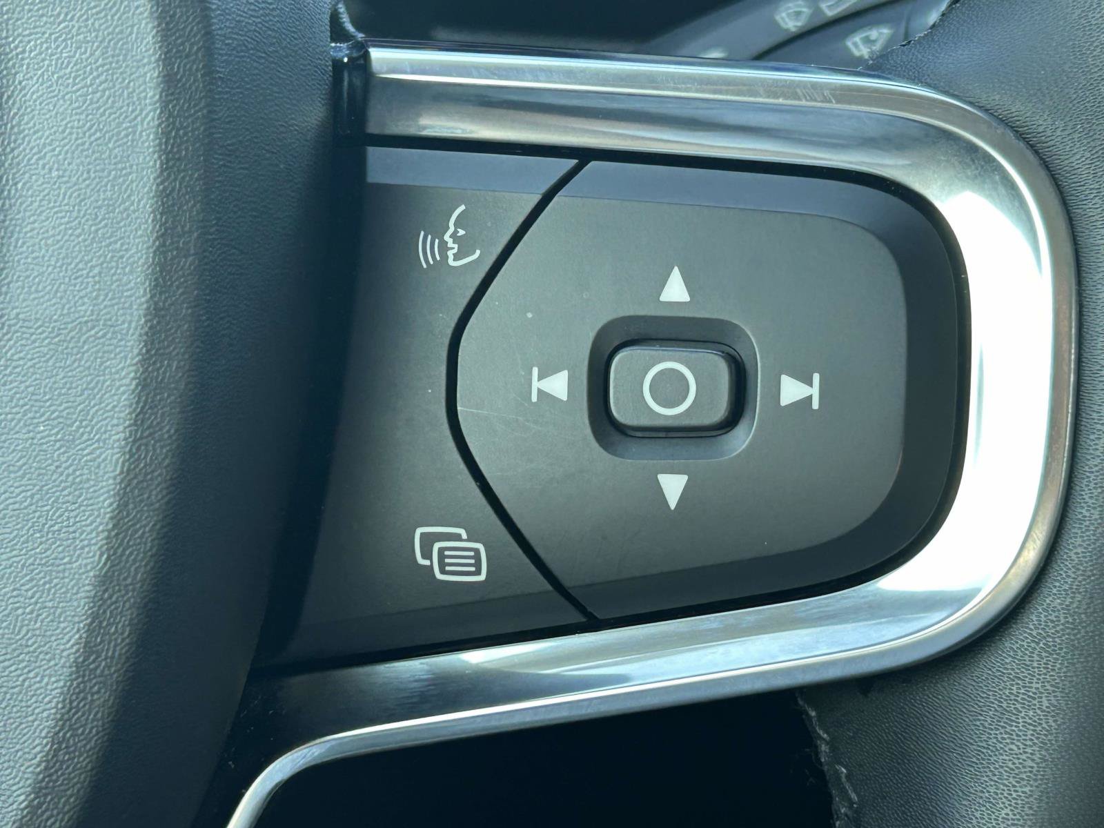 Certified 2023 Volvo XC40 B4 Ultimate FWD image 28