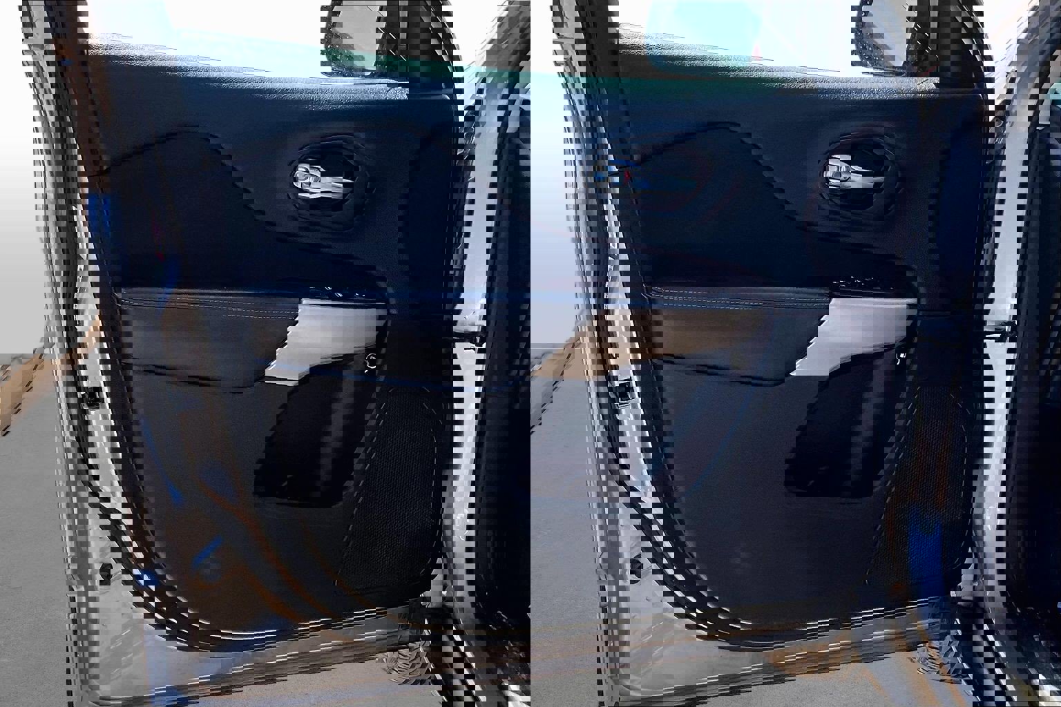 Used 2018 Jeep Cherokee Latitude w/ Altitude Package image 12