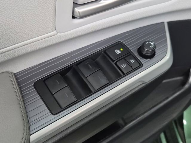 Used 2026 Toyota Sienna XLE image 19