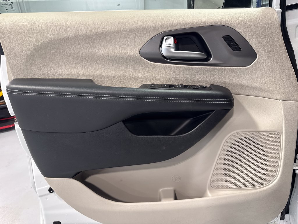 Used 2023 Chrysler Pacifica Touring-L FWD image 29