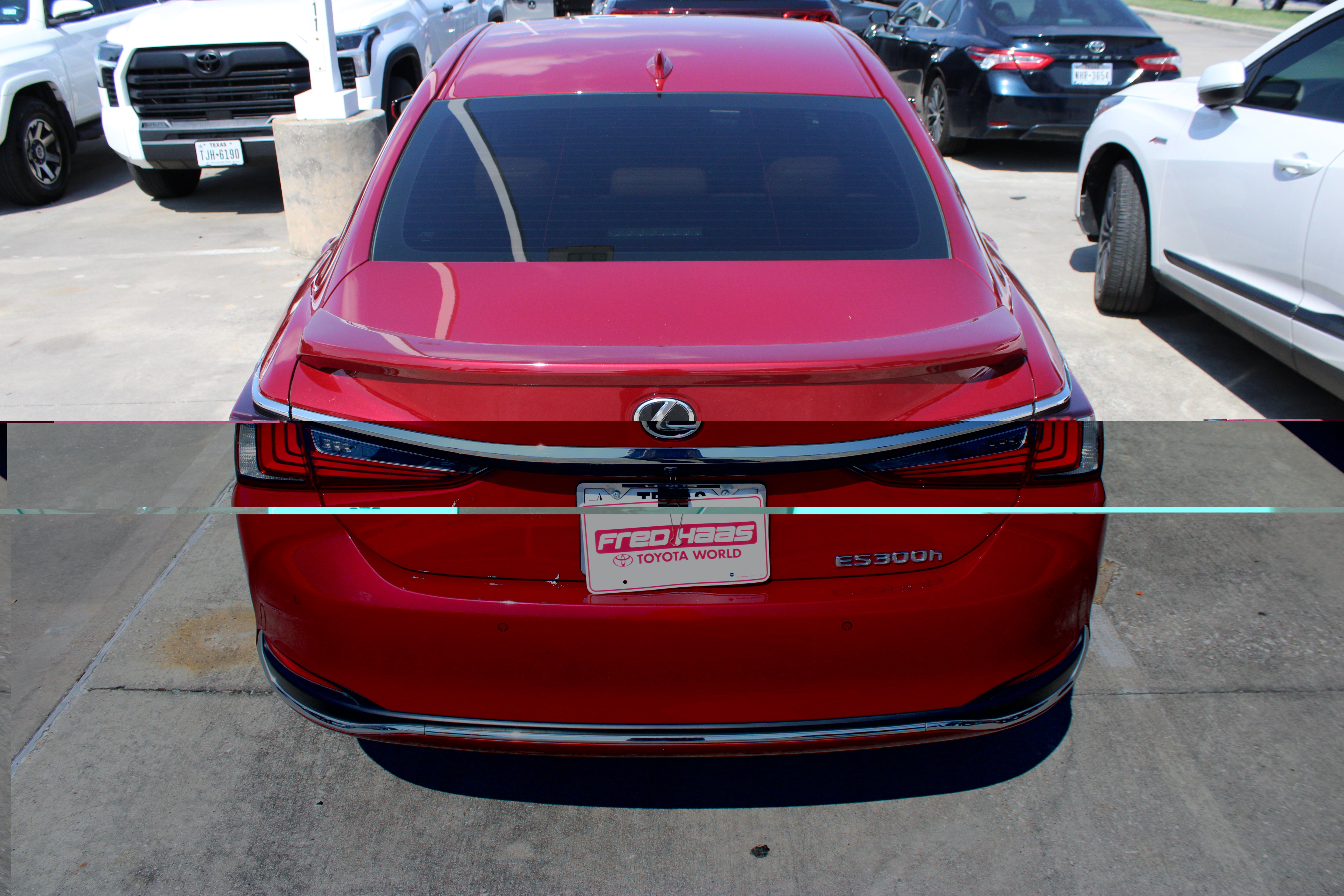 Used 2025 Lexus ES 300h Ultra Luxury w/ Accessory Package (Z2) FWD image 8