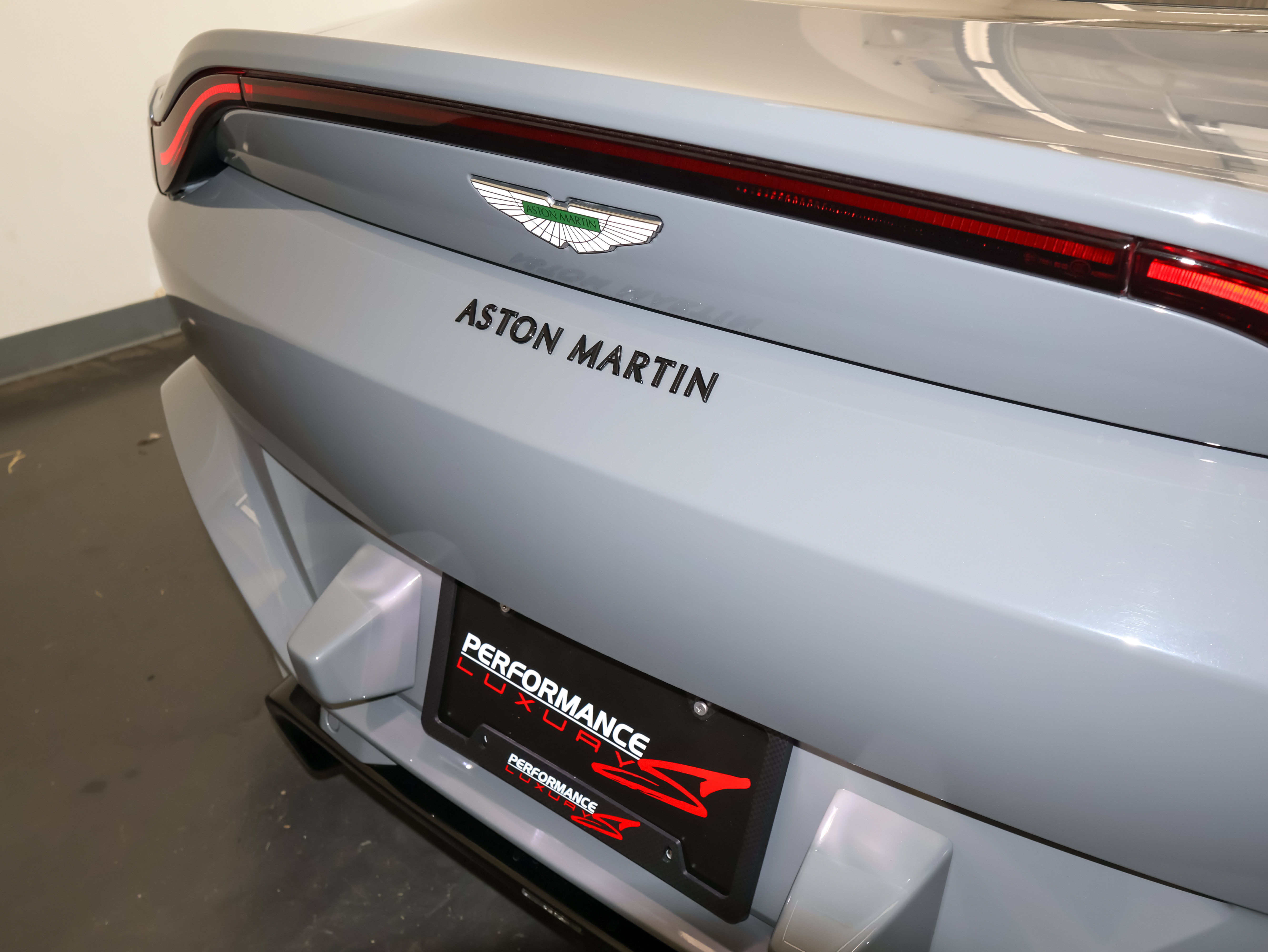 Used 2021 Aston Martin V8 Vantage Coupe RWD image 35