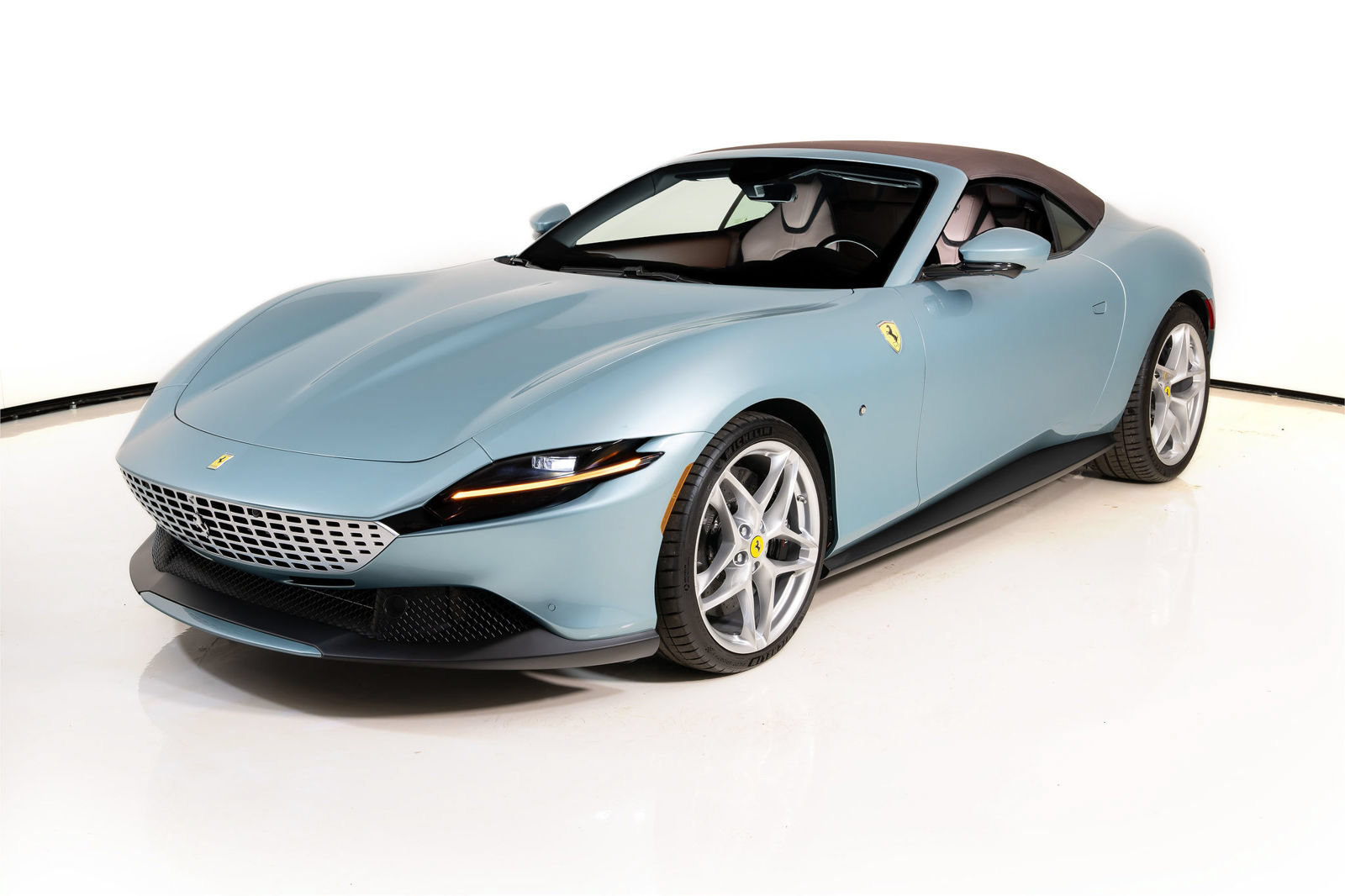 Certified 2025 Ferrari Roma Spider RWD image 21